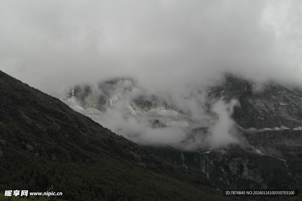 云雾缭绕的山峦美景