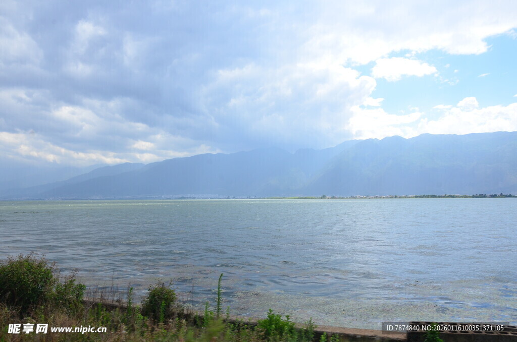 湖畔风光 蓝天白云映碧水