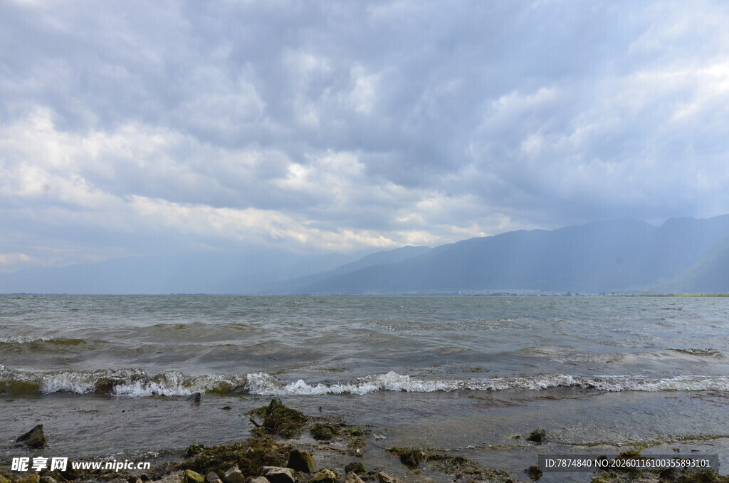 海边云雾缭绕的壮阔景致