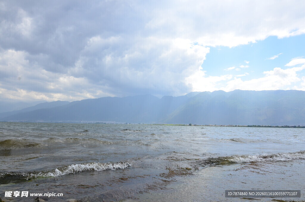 海边云雾缭绕的壮阔景象