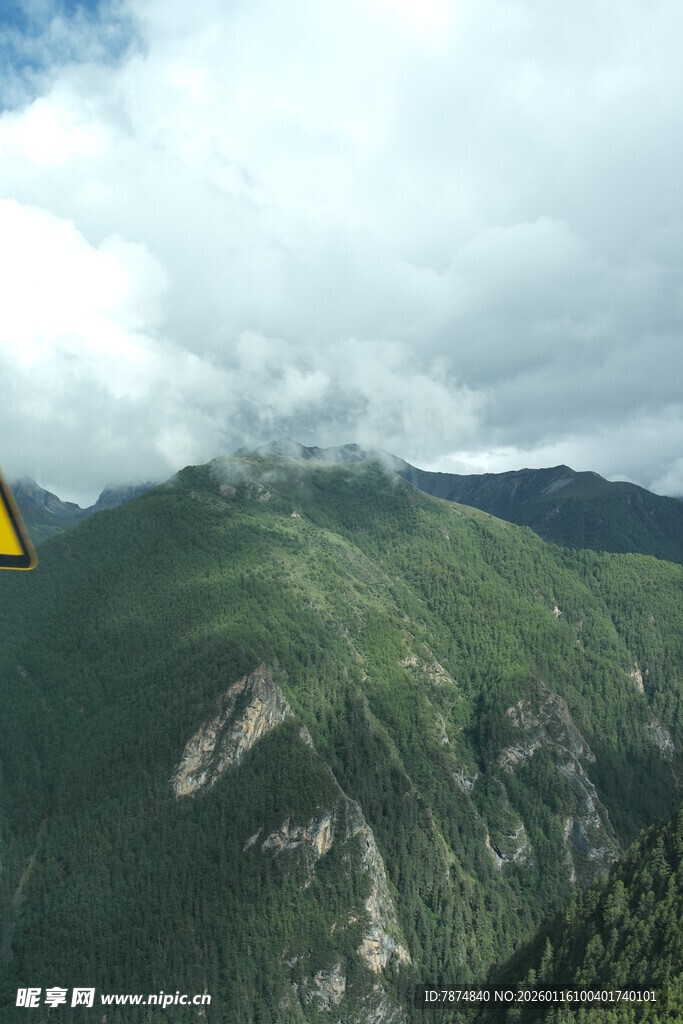 空中俯瞰葱郁山峦