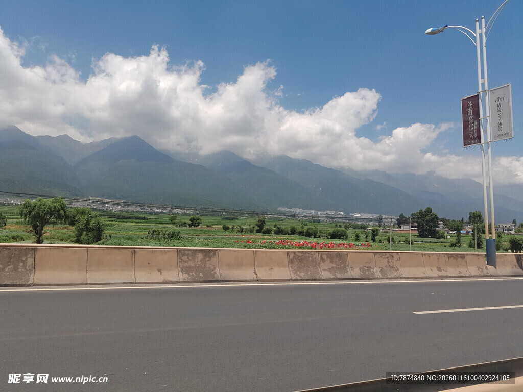 公路边的田园与远山风景