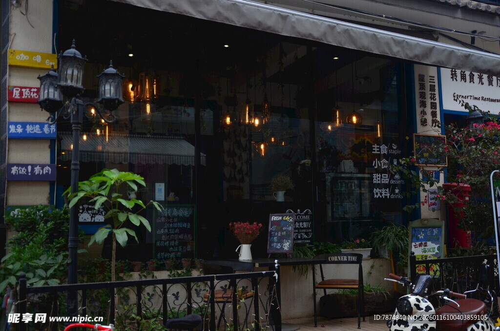 街边温馨小店外观