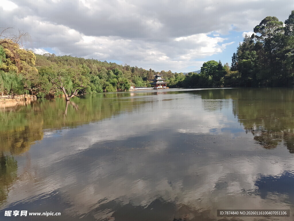 宁静湖畔自然风光美景