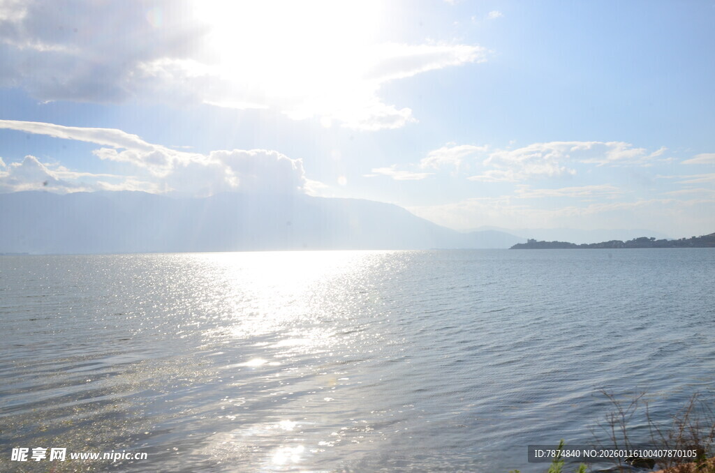 阳光照耀下的宁静海面
