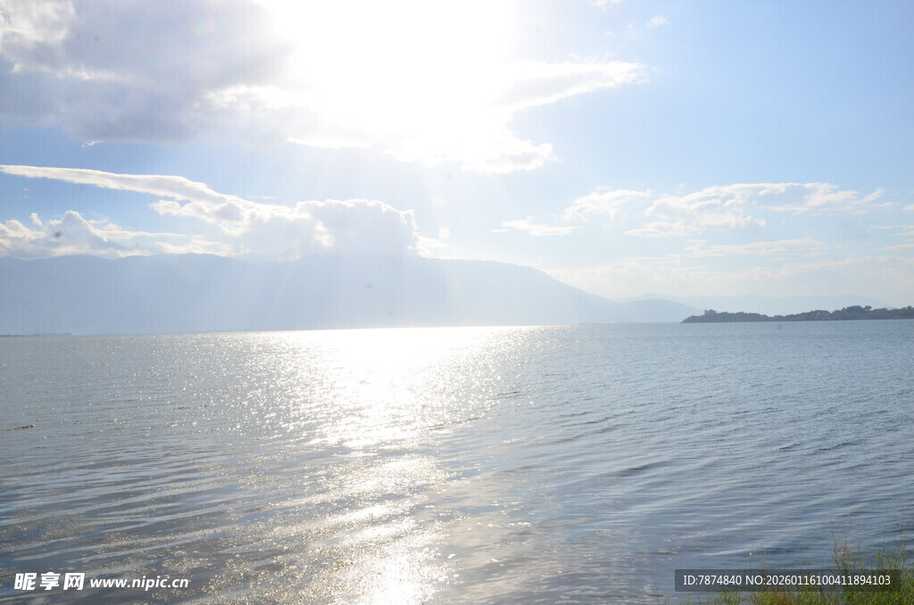 阳光照耀下的宁静海面