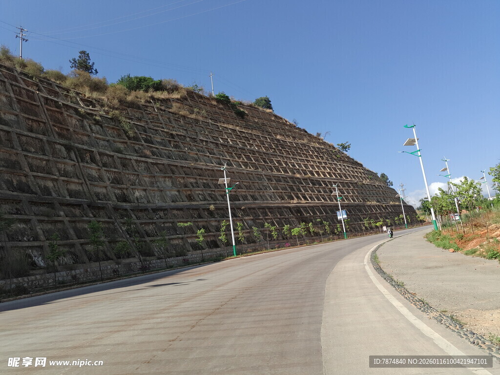 蜿蜒公路旁的岩石山坡