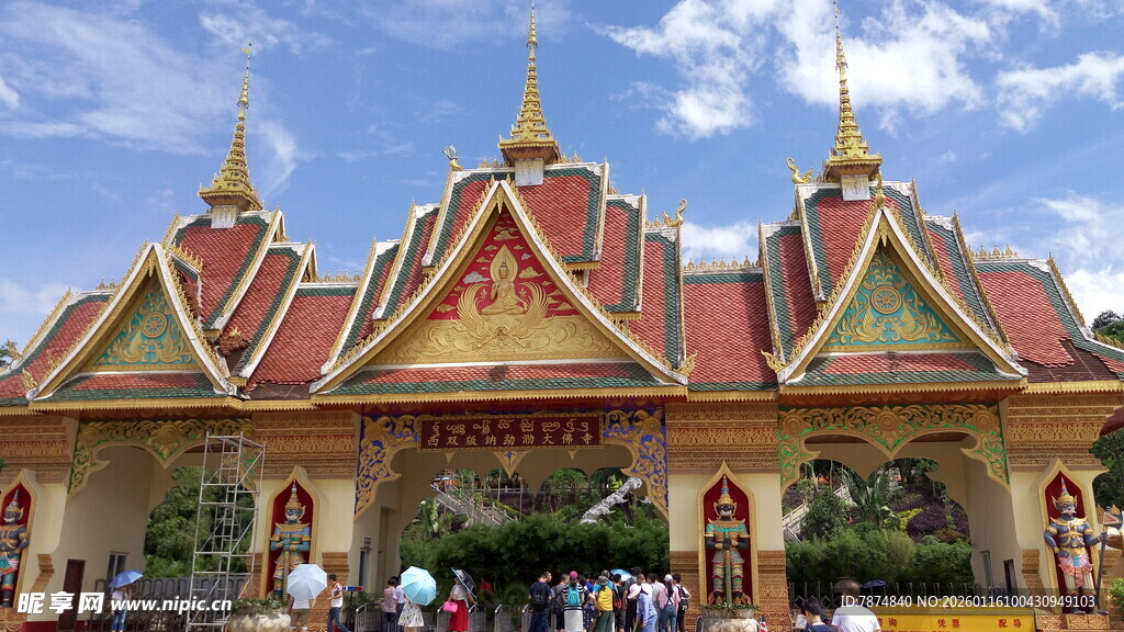 泰国风格建筑前的游客