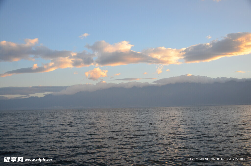 湖畔晚霞下的宁静水面