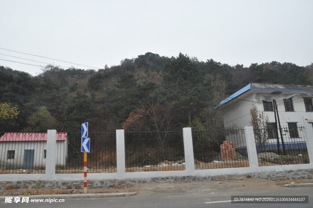 乡村路旁建筑与山林景观