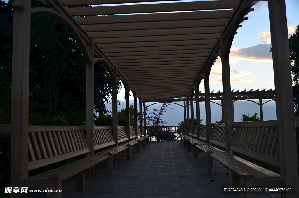 黄昏下的木质长廊景观