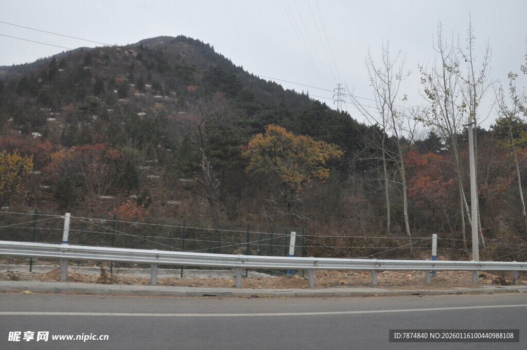 秋日公路旁的多彩山峦