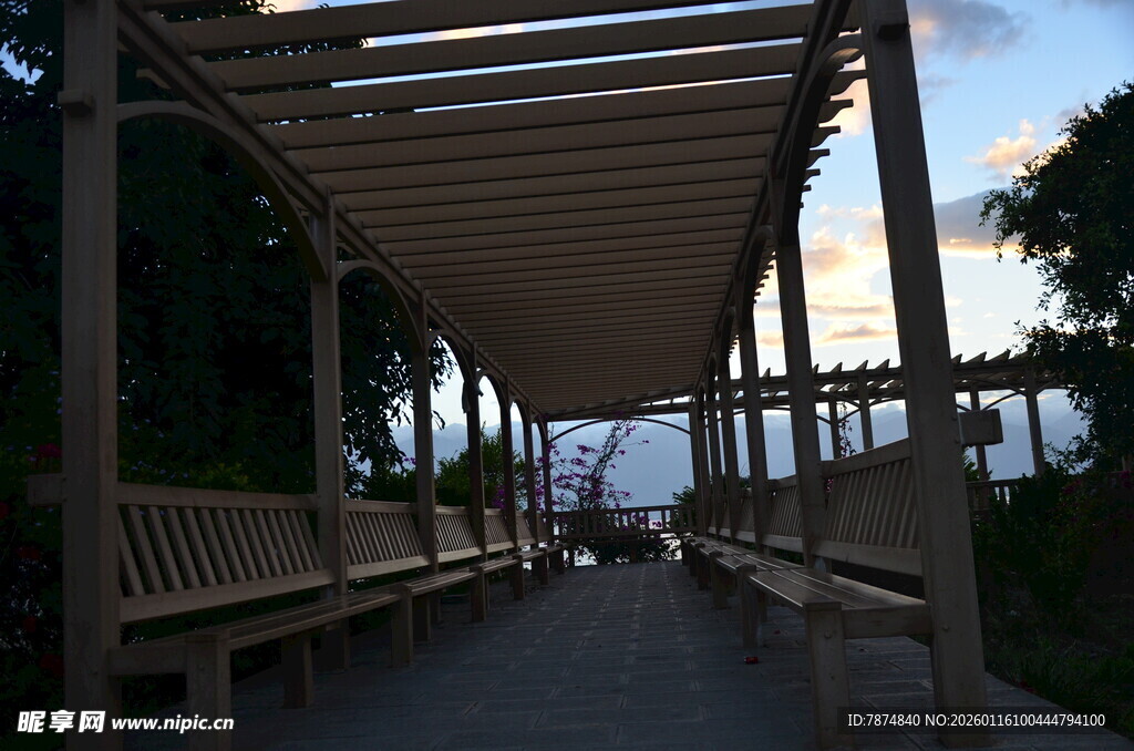 黄昏下的木质长廊景观