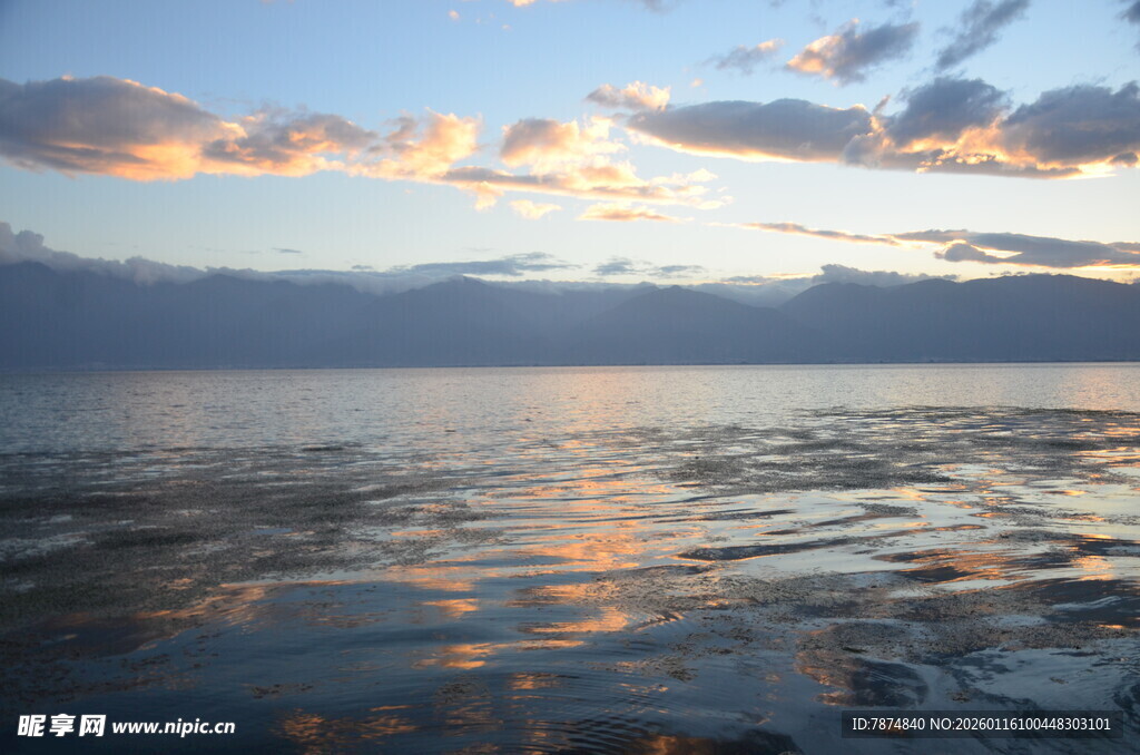 湖畔日落美景