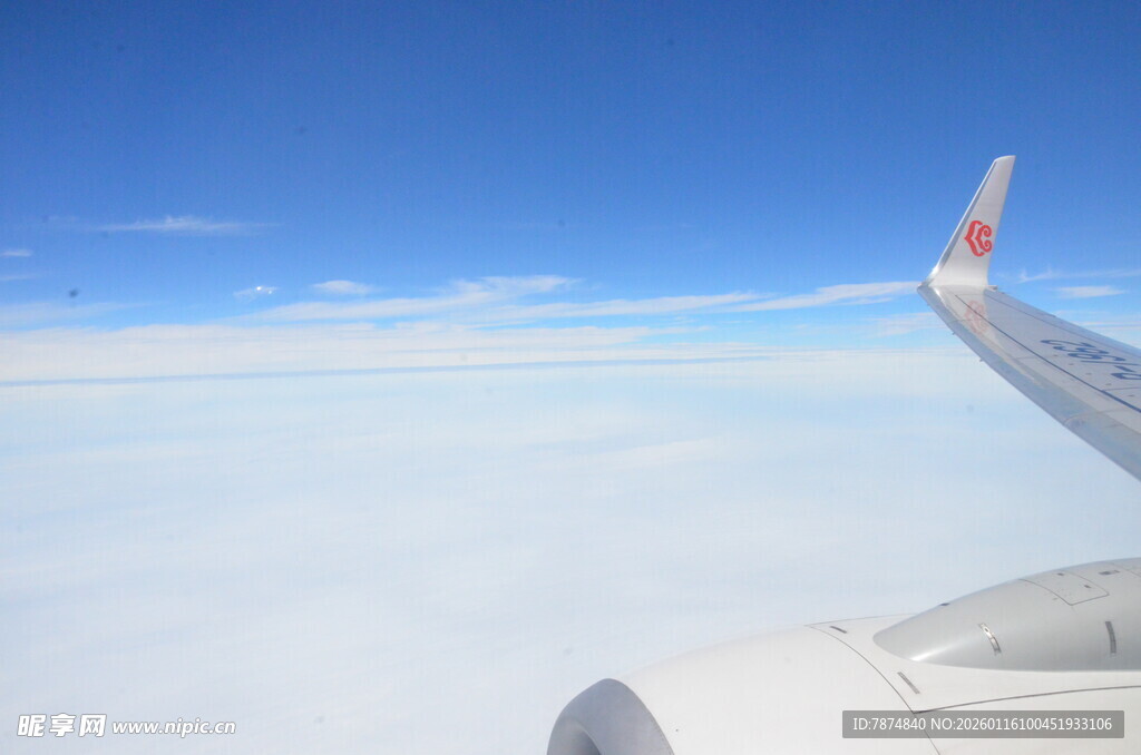 机窗外的云端美景