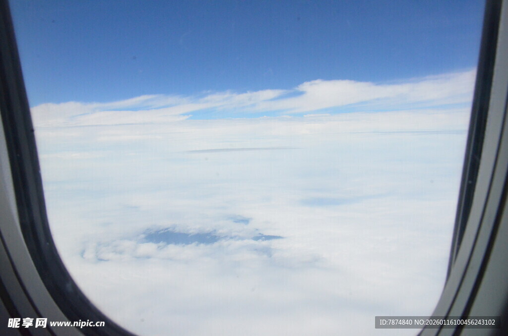 机窗外的蓝天与云海