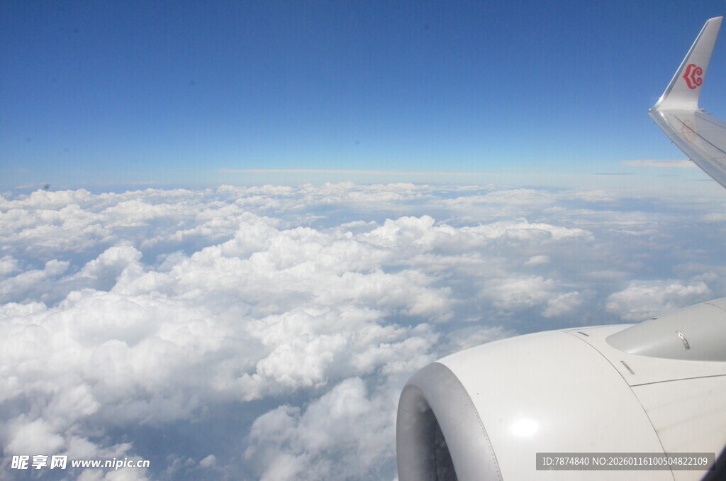 飞机窗外的云海景致