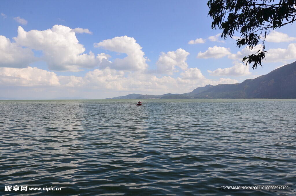 湖畔风光 蓝天白云伴轻舟