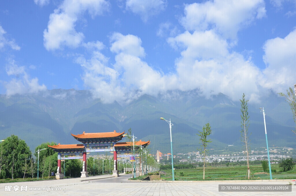 中式门楼前的山水风光