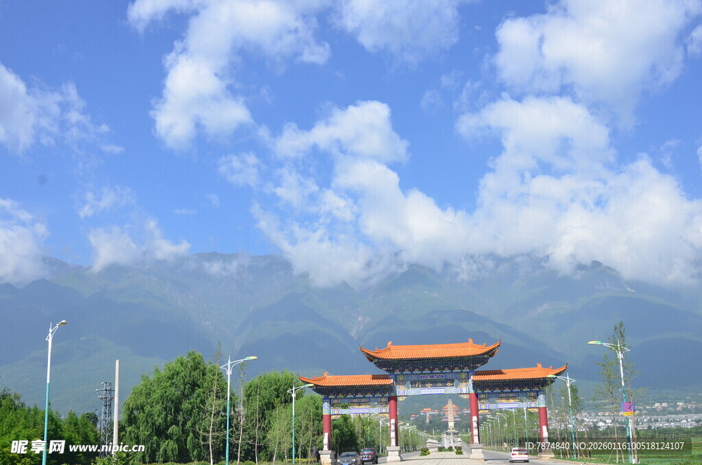 中式建筑前的蓝天白云美景