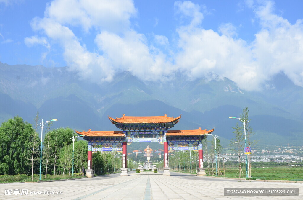 中式牌坊立于开阔天地间