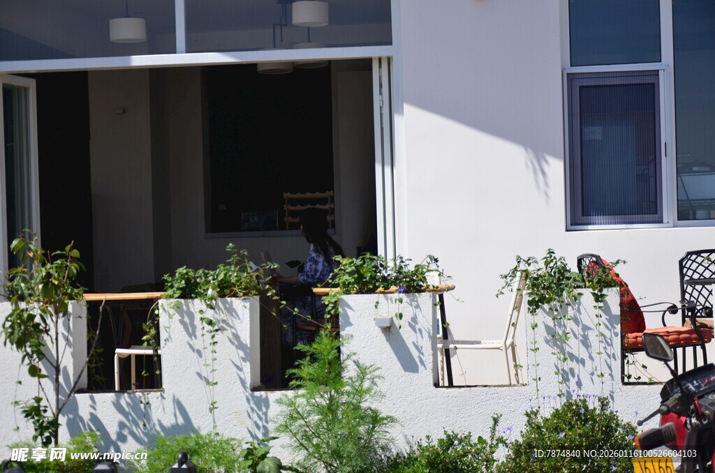 阳台绿植装点的惬意角落