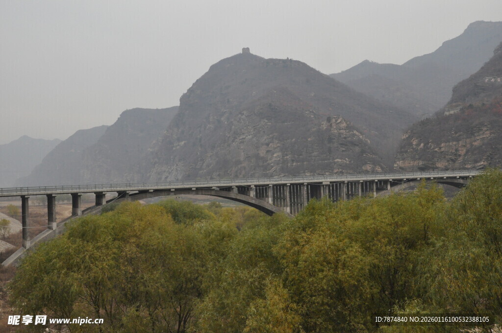 山间桥梁穿越葱郁植被