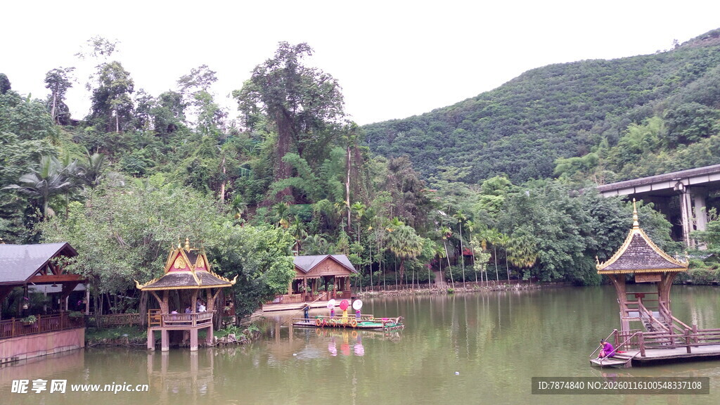 湖畔傣式风情建筑景观
