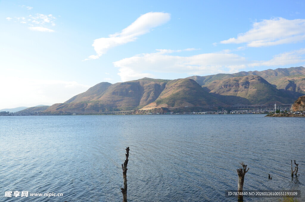 宁静湖畔的山水风光