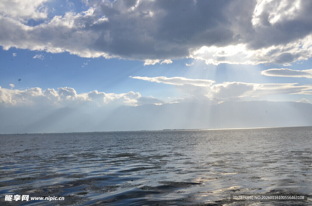 海面阳光穿透云层美景