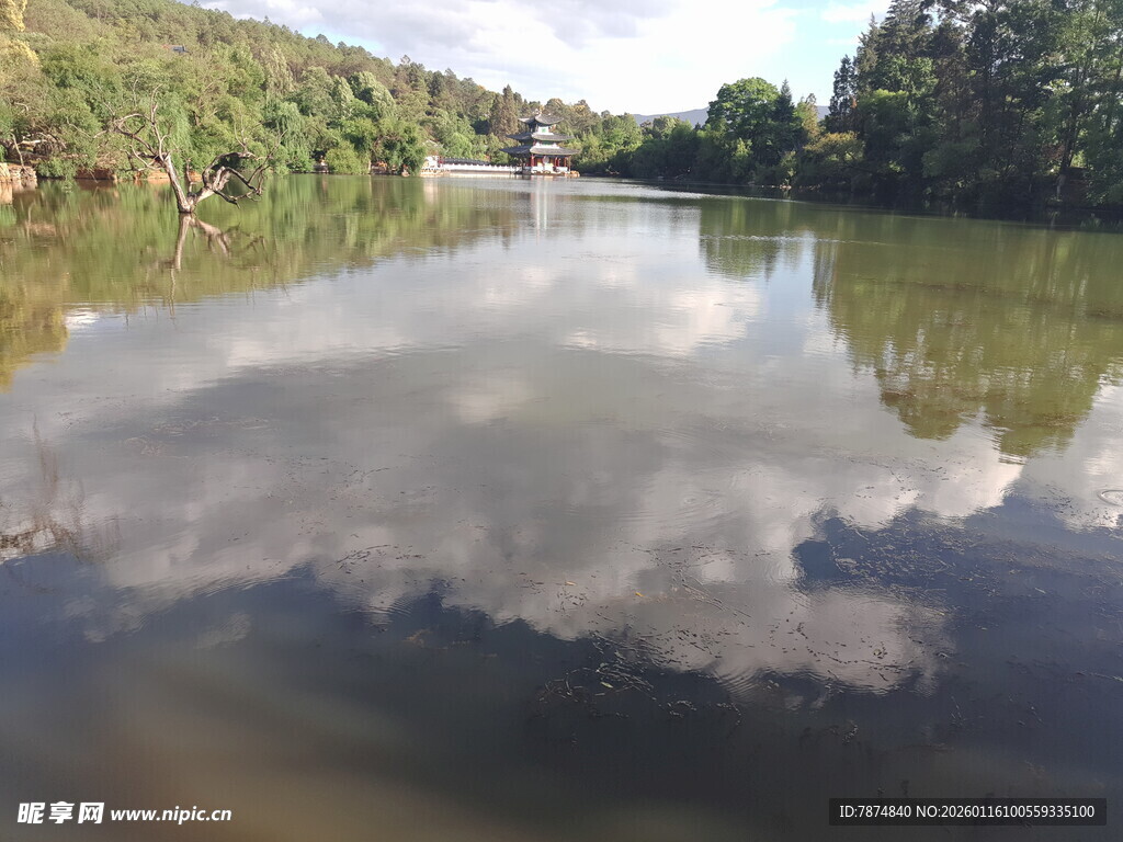 宁静湖水映蓝天白云