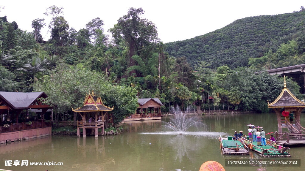 湖畔水乡风光 游船点缀