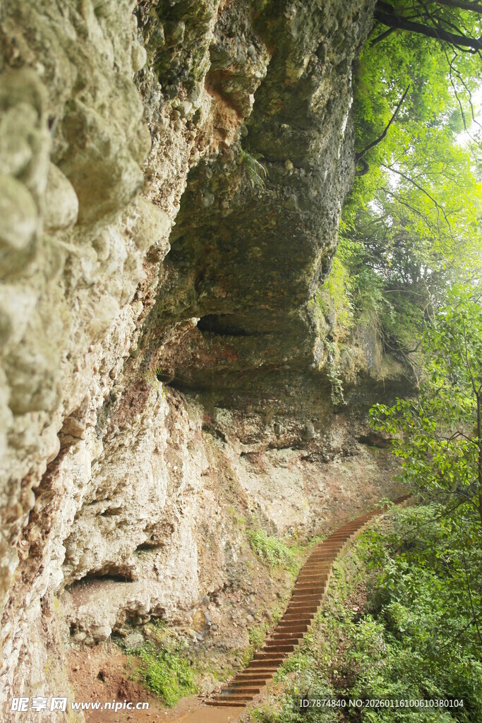 山间峭壁上的蜿蜒小径