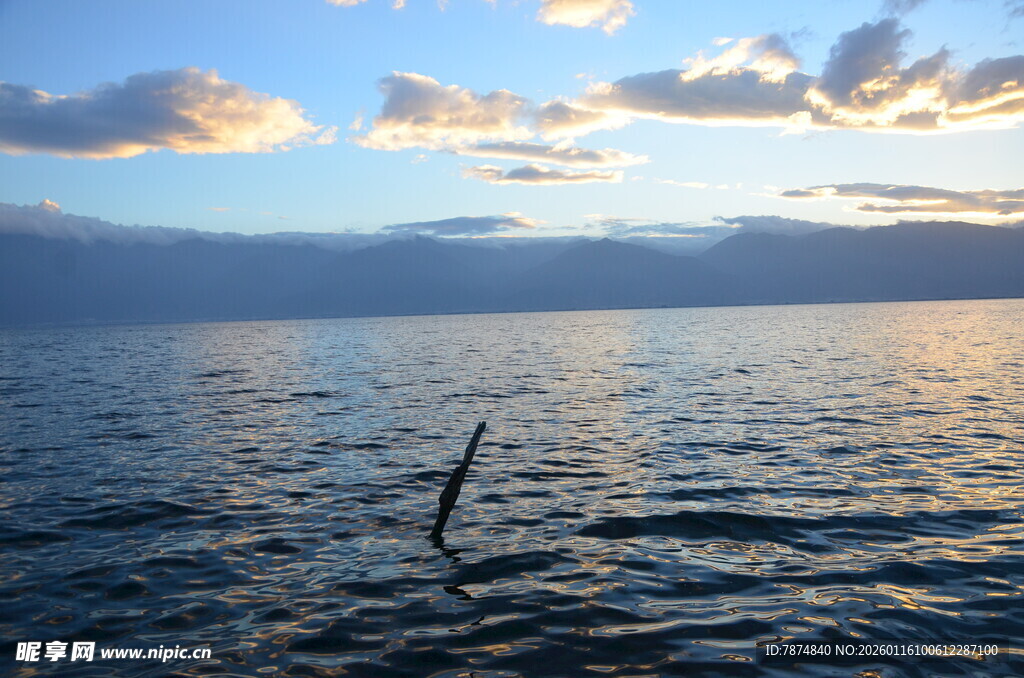海面飞鸟与绚丽天空美景