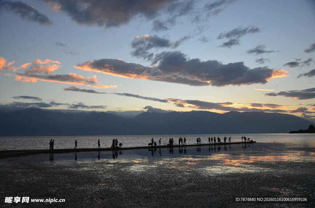 海边日落时的栈桥风景