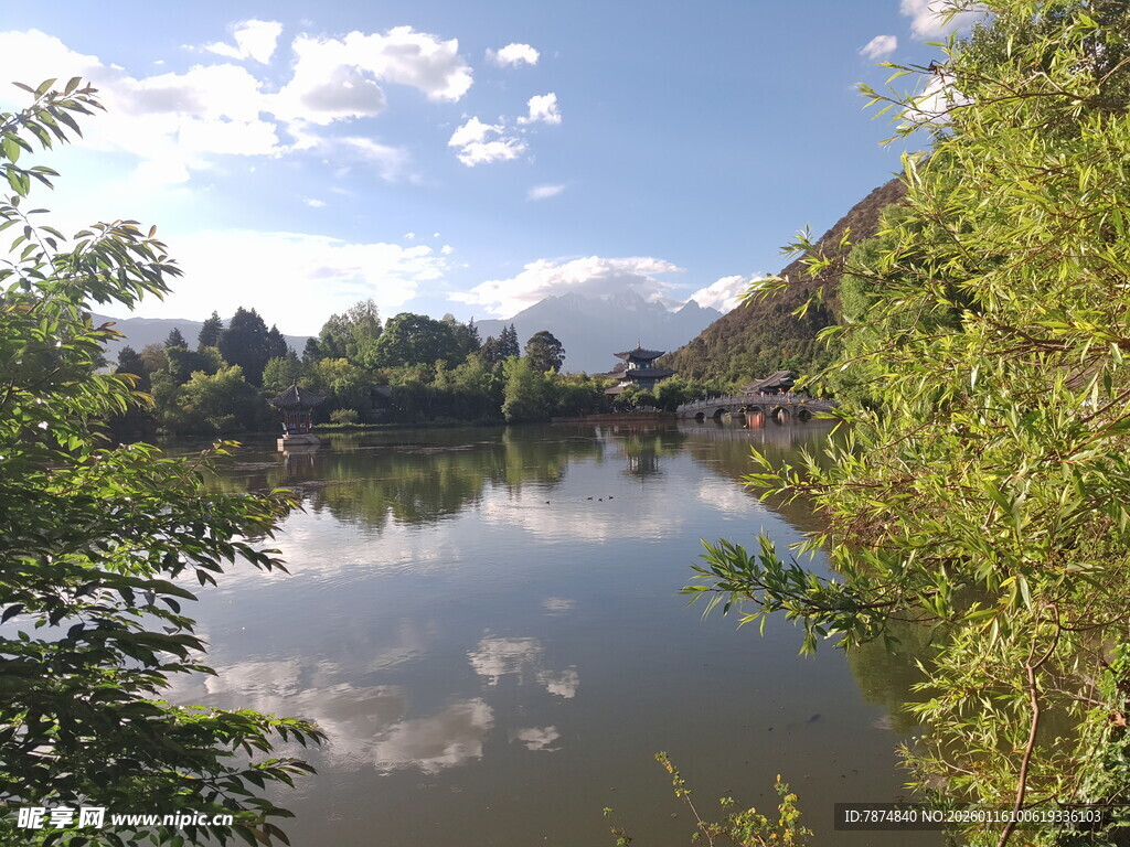 湖畔风光 绿树环绕的宁静水域