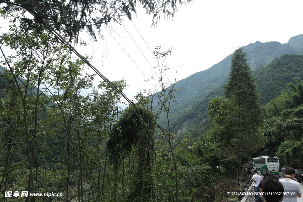 山林间骑行场景