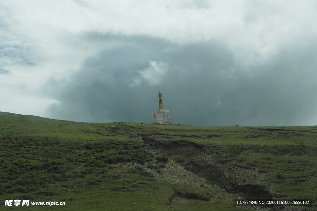 草原上的孤独灯塔
