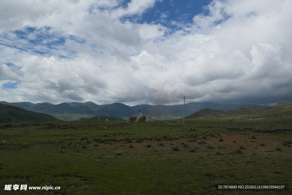 草原山峦间的蓝天白云