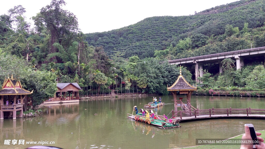 湖畔亭阁景 山水相映美