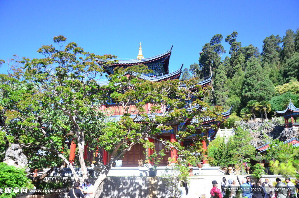 古雅寺庙游人赏景