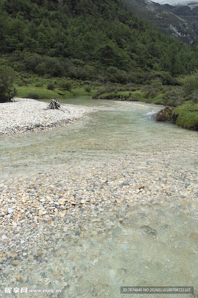 山间清澈溪流 碎石遍布