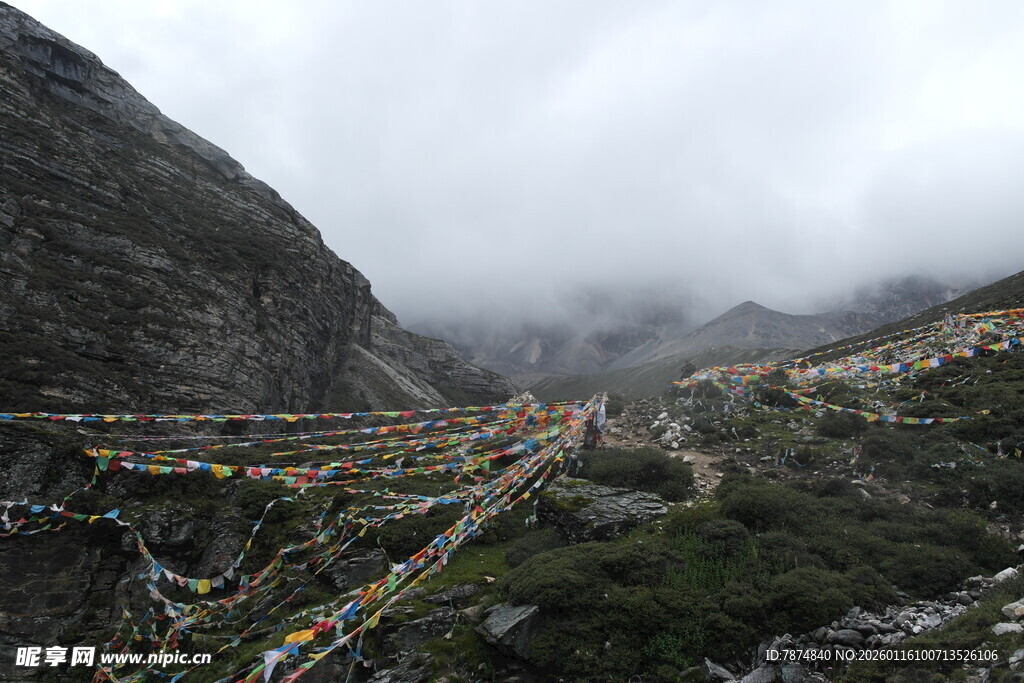 山间经幡 云雾缭绕美景