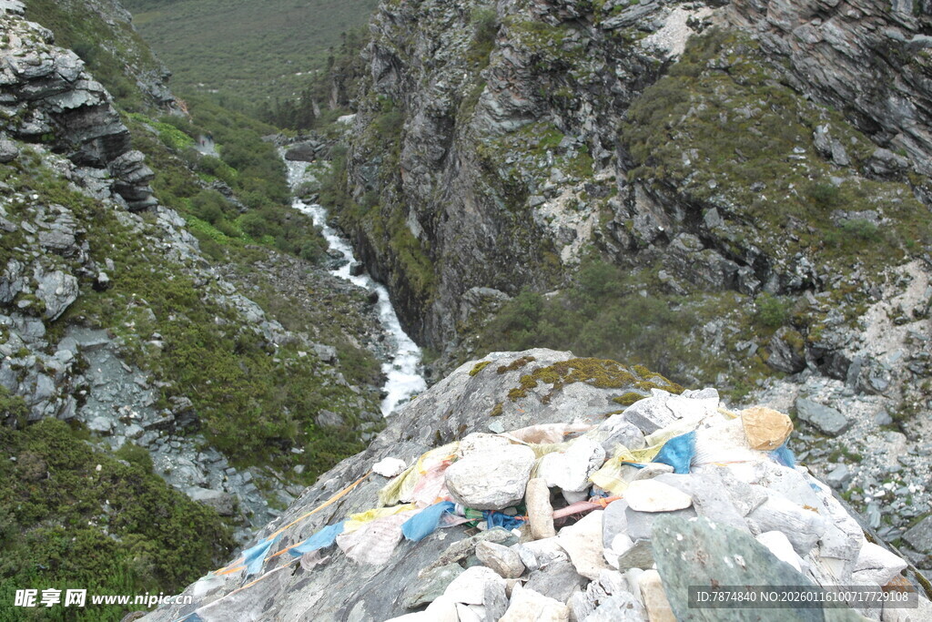 悬崖露营者俯瞰壮美山谷