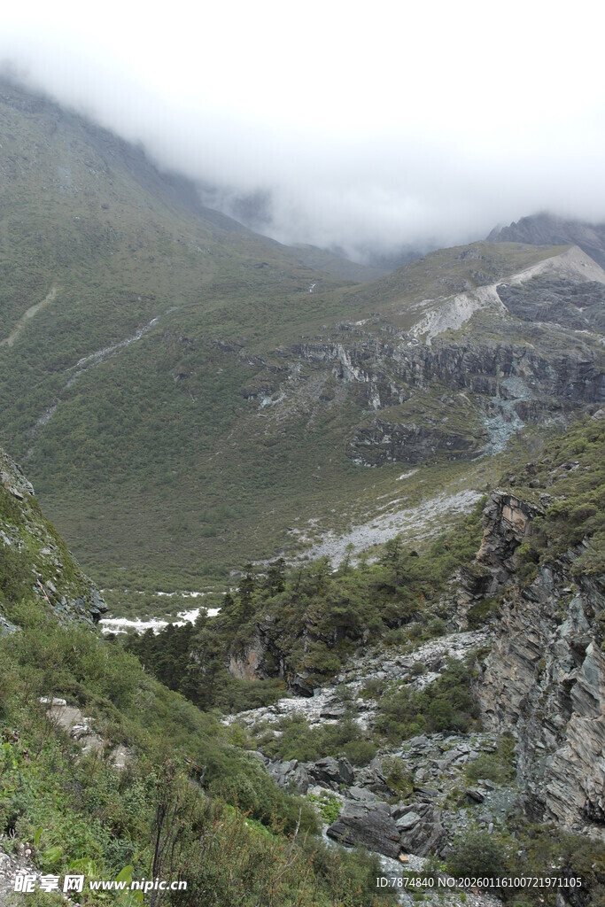云雾缭绕的山间景色