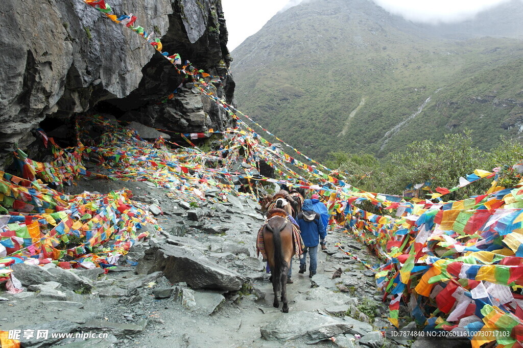 山间经幡旁的徒步者