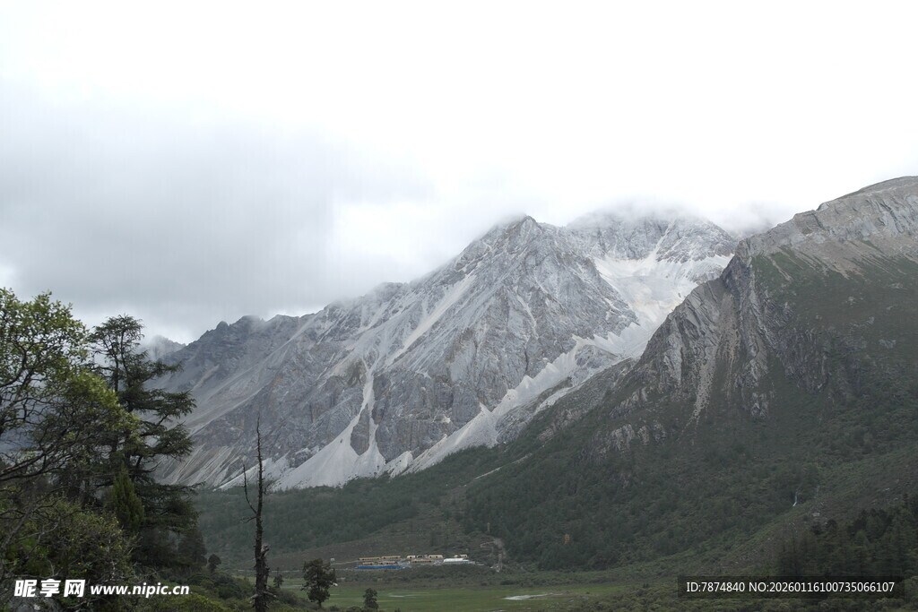 雪山风光 山间绿意点缀