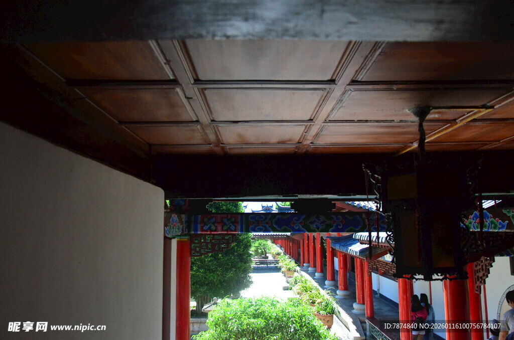 中式走廊下的景致