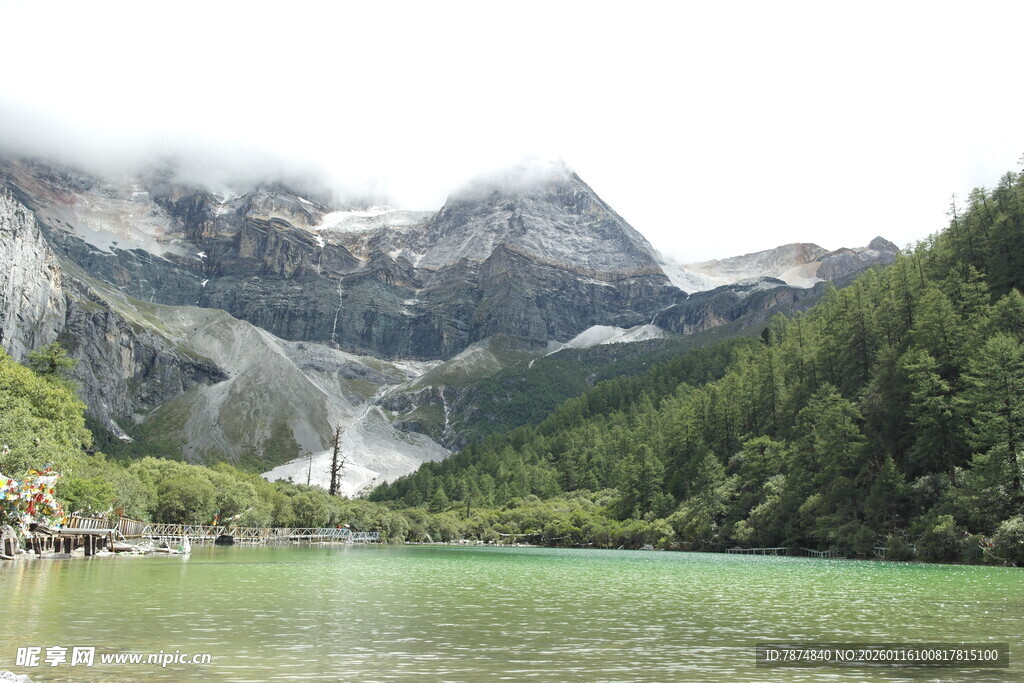 山间碧湖与巍峨雪山美景