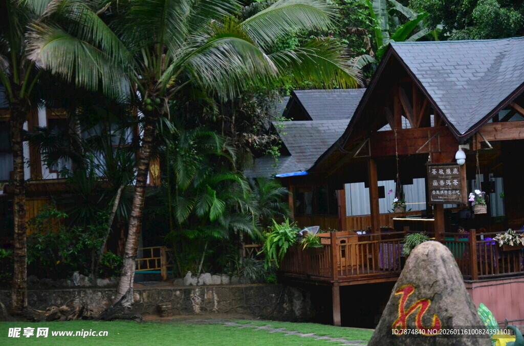 热带风情小屋前的人物